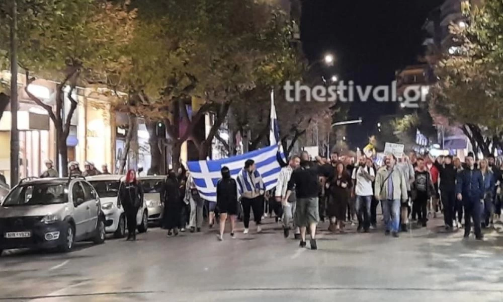 Πορεία κατά του υποχρεωτικού εμβολιασμού στο κέντρο της Θεσσαλονίκης